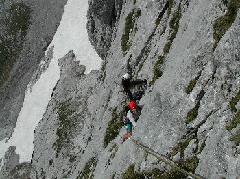 Herrliche Genu-Kletterei in bombenfestem Fels.