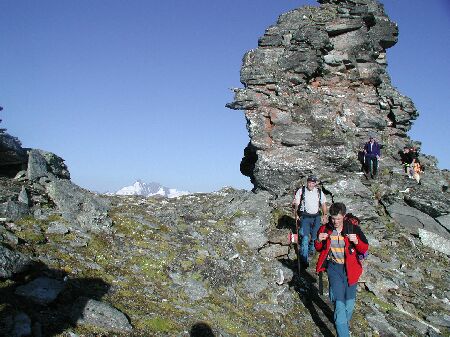 Felspassagen wechseln mit Wanderstcken ab.