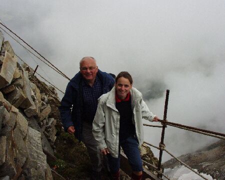 Franz und Heidi Schausberger bei der Besichtigung der Felssicherungsarbeiten am Sonnblick.