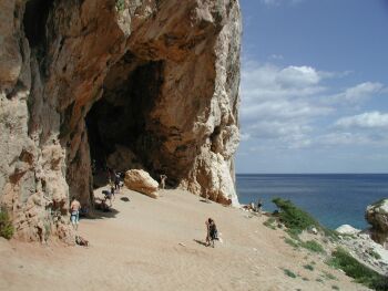 Interessante Kletterei in der "Biddiriscottai"-Grotte mit ...