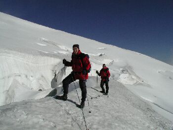 Der teils stark zerklftete Gletscher erfordert einen guten Orientierungssinn.