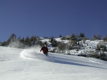 Abfahrt beim ersten Pulverschnee von der Hochalm
