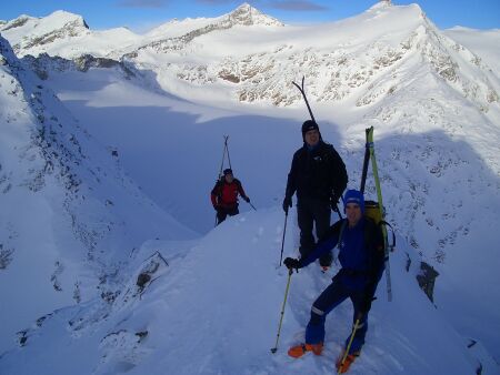 ber den West-Grat zum Gipfel. Im Hintergrund der Hohe Sonnblick 3.106m