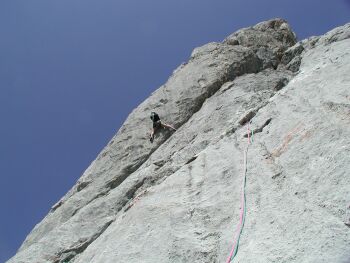 Interessante Einzelstellen wie dieser Quergang bringen alpine Eindrcke in die Tour.