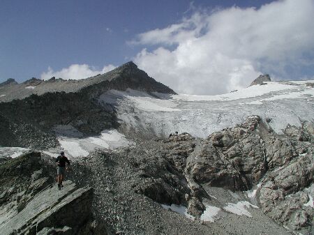 Gerhard beim berqueren des ersten steilen Gratstcks. Dahinter Goldbergspitze und rechts der Hohe Sonnblick.
