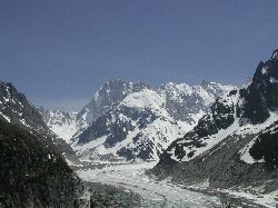 Blick zurck ber das Mer de Glace zur Grand Jorasses 4.208m mit Walker Pfeiler