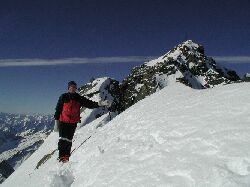 Abstieg vom Klein Glockner. Im Hintergrund der Gipfel.