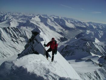 Der verschneite Grat des Kleinglockner. 