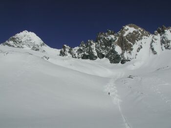 Traumhafte Abfahrt bei Pulverschnee ber das Kdnitzkees.