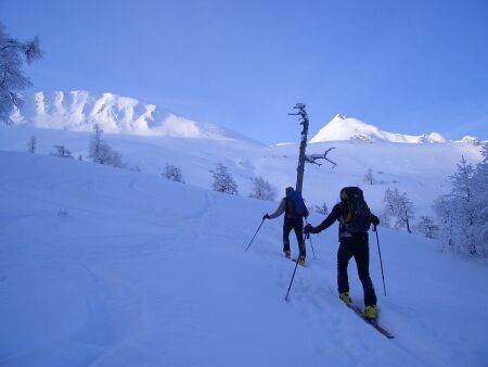 Aufstieg durch eine tiefverschneite Winterlandschaft.