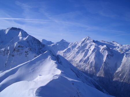 Blick vom Gipfel des Imbachhorns rechts auf das Kitzsteinhorn und in der Mitte auf den Hocheiser.