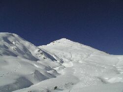 Mittelsteile Hnge laden zum genureichen Schwingen im Pulverschnee ein.