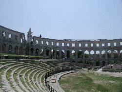 Das antike Amphietheater in Pula ist einen Ausflug wert.