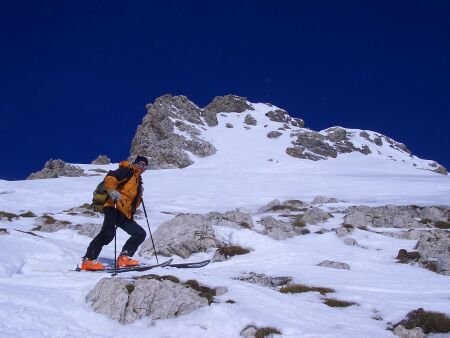 Blick zur Sdflanke mit dem befahrenen Schneeband.