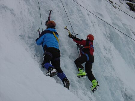 "Wettklettern". Spielerisches Erlernen der Grundbegriffe des Eiskletterns.