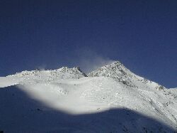 Schneefahnen kndigen den starken Hhenwind an