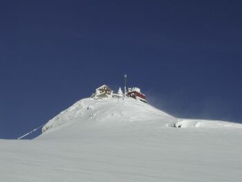 Das Zittelhaus mit der angebauten Wetterwarte. Davor unberhrte Tiefschneehnge !