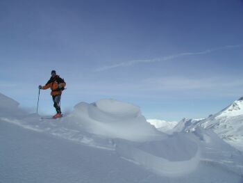 Der sturmartige Wind hat bizarre Schneegebilde geschaffen.