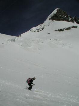 Blick zurck zur S- Flanke und zum Gipfel.